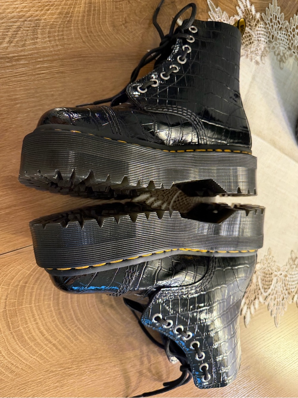 Women’s Dr Martens Platform Patent Leather Black Croc Lace Up Boots Size 7 NWOB - Picture 3 of 10